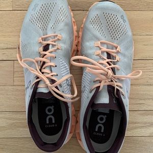 Light darling gray On Cloud Running shoes ! Barley worn!